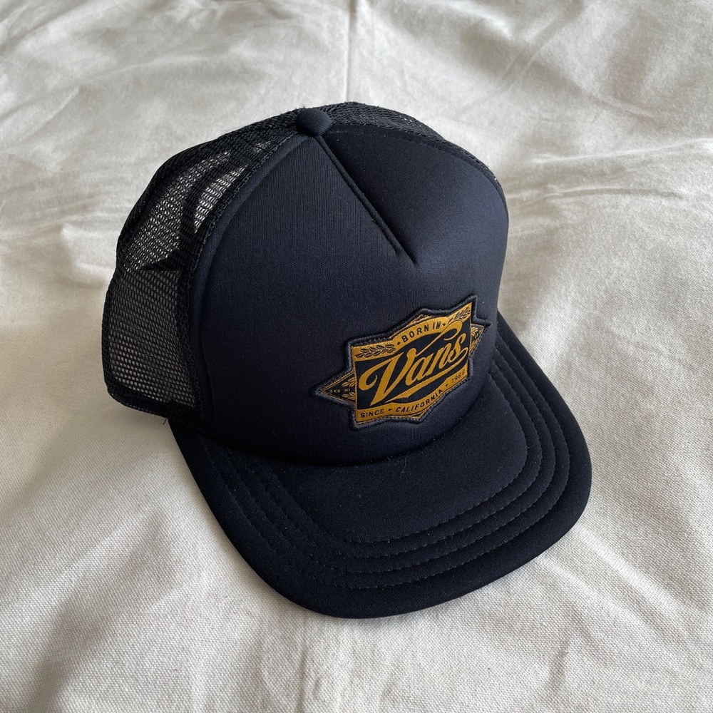 Vans trucker hat black gold